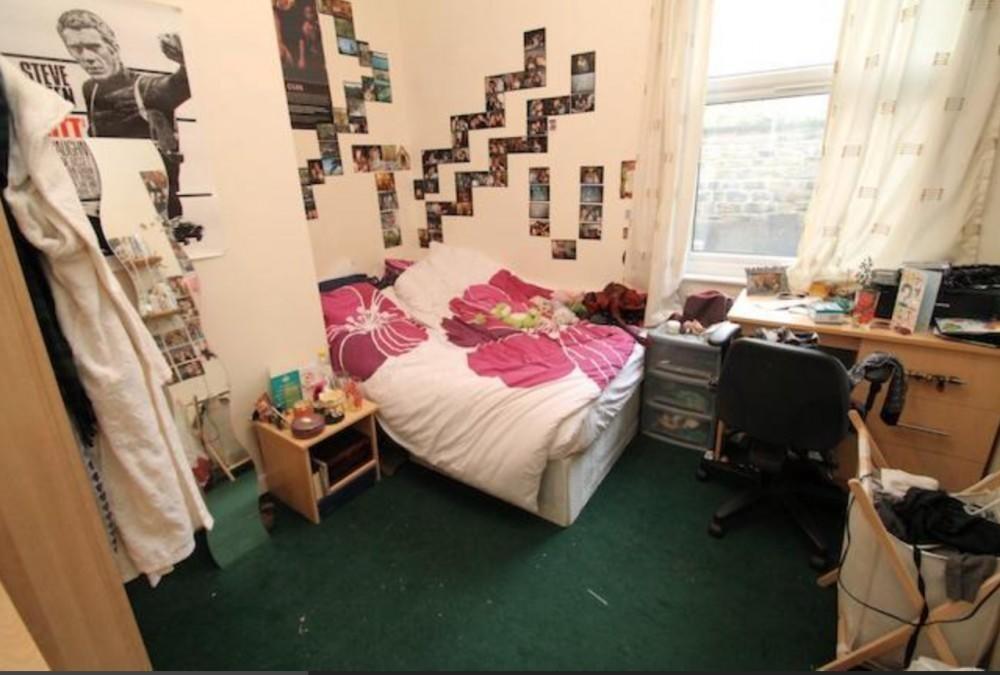 Cozy single bedroom with a comfortable bed, a s...