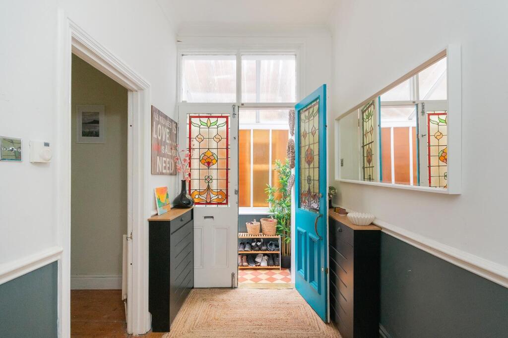 0C8RKE - Hallway A.jpg