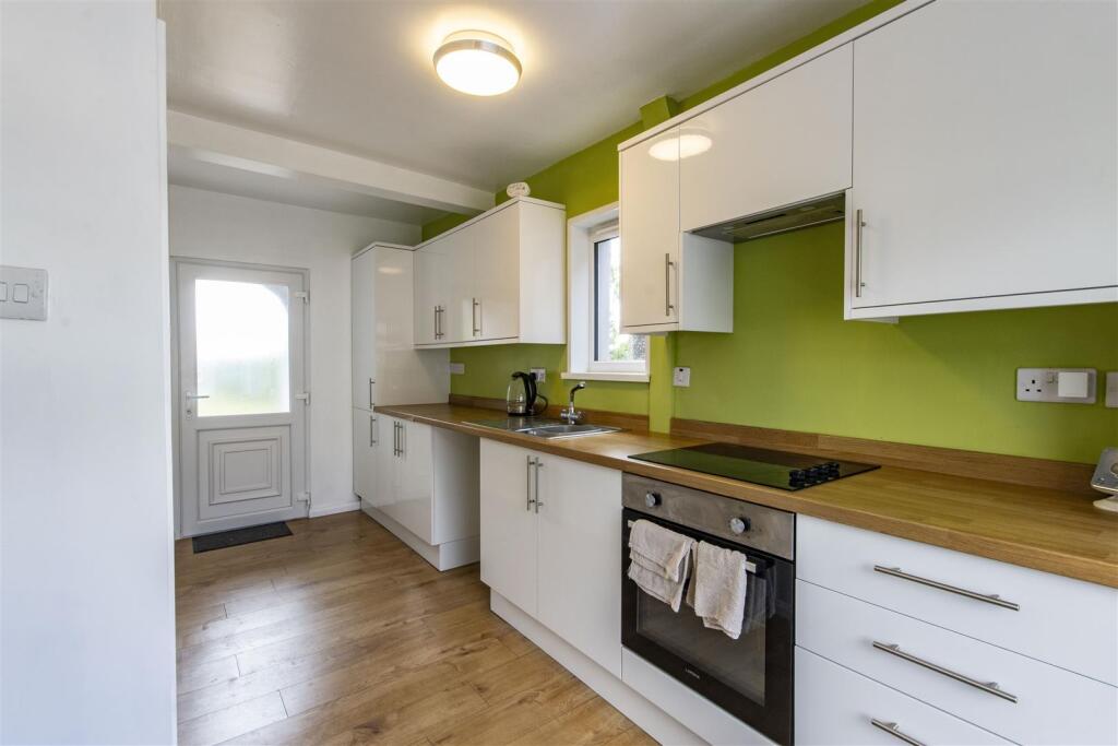 'L' Shaped Breakfast Kitchen