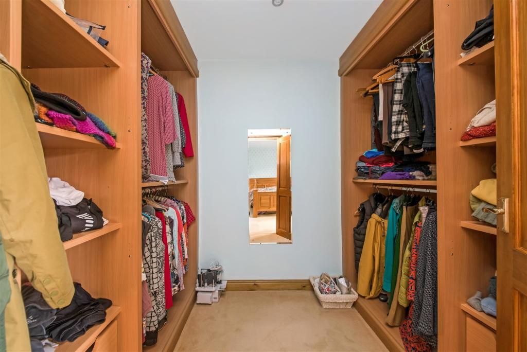 WALK-IN WARDROBE