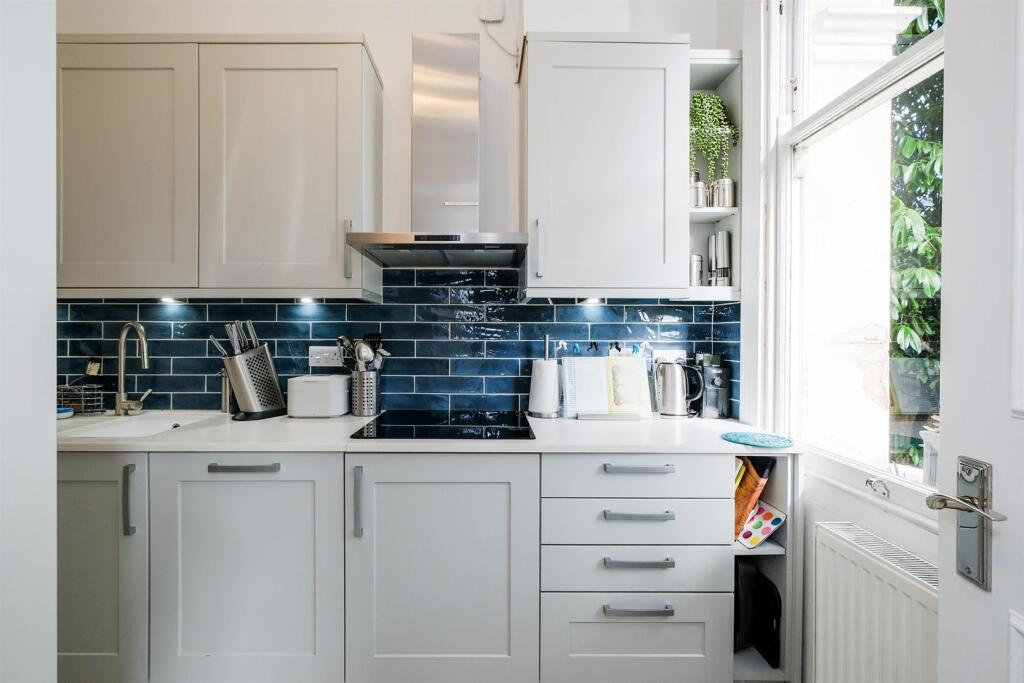 Flat 2, 70 Hermon Hill-21.jpg