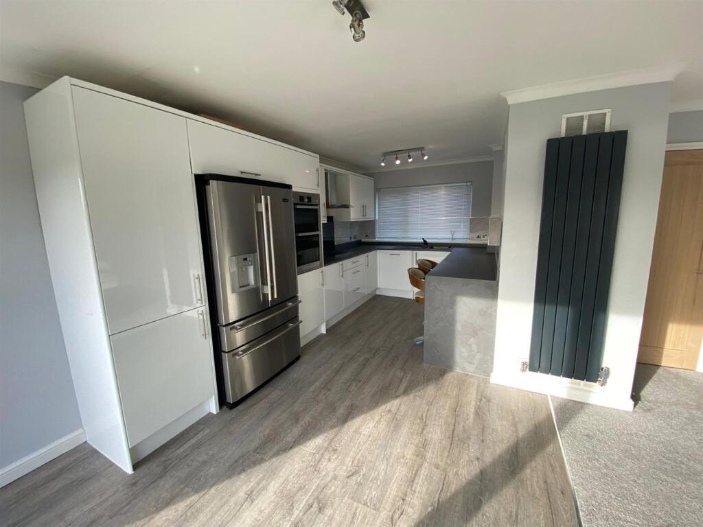 KITCHEN/DINER: