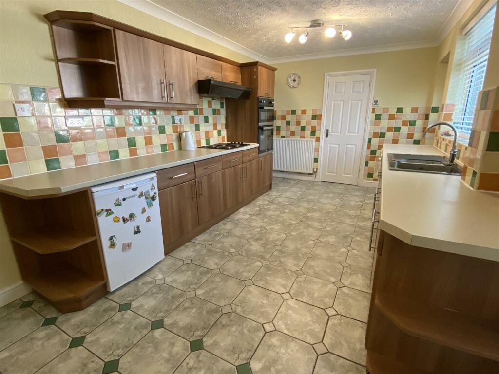 Spacious Breakfast Kitchen