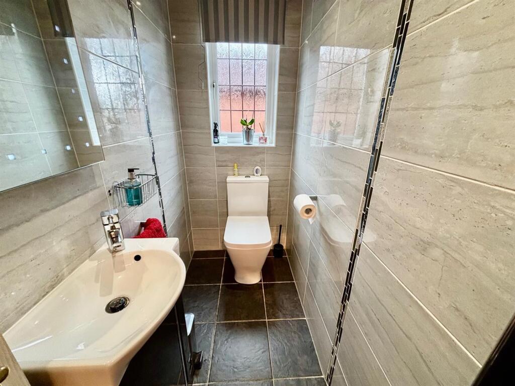 Guests Cloak Room/WC