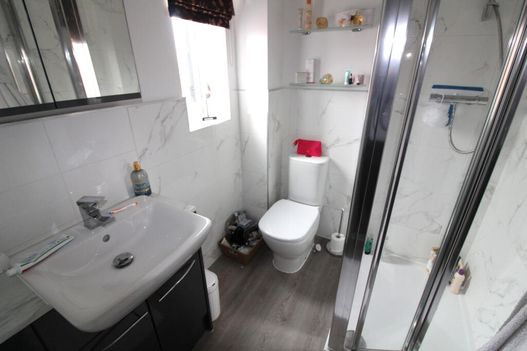 ensuite.JPG