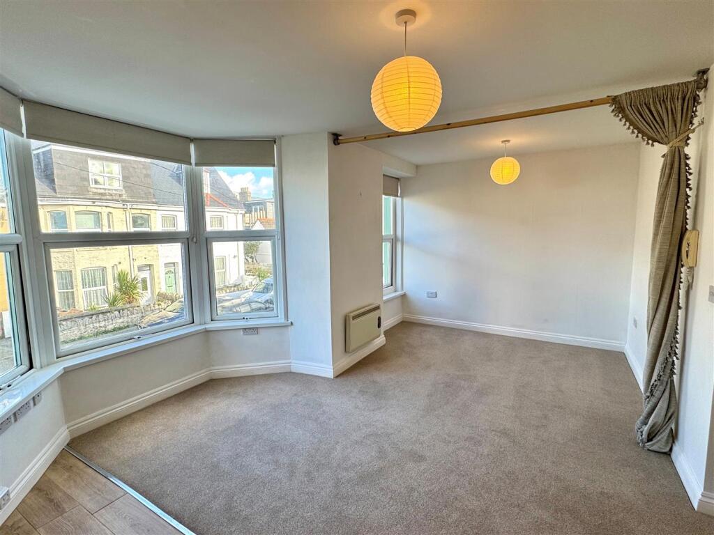 6c Trevose Avenue Lounge