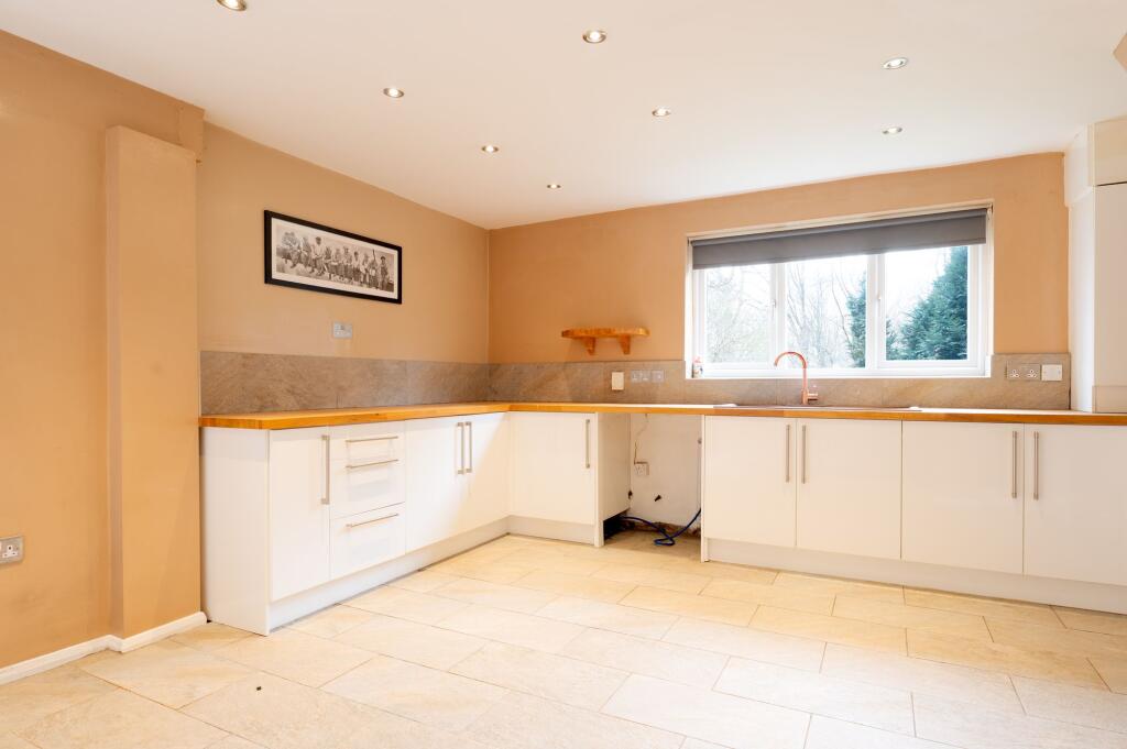 KITCHEN LOUNGE AND DINER