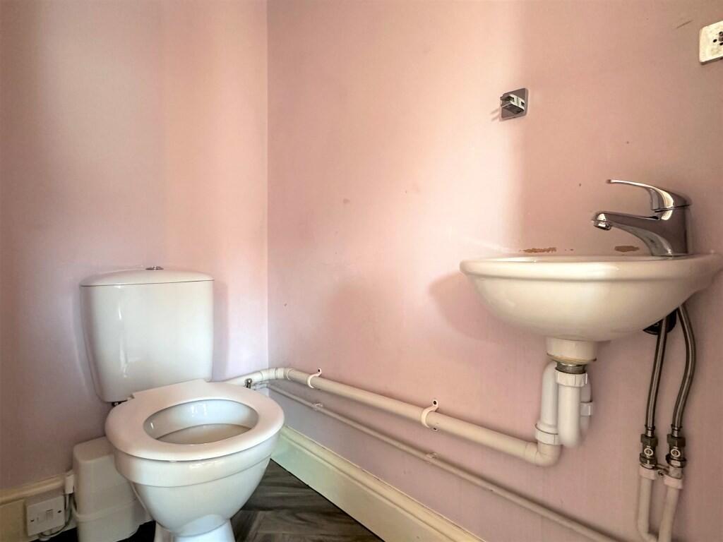 EN-SUITE CLOAKROO...