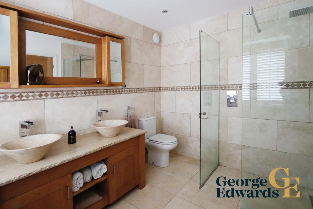 Main En-suite