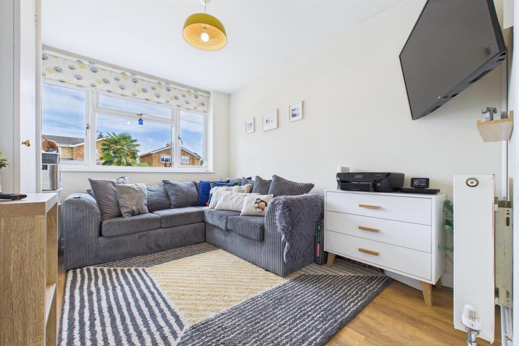Sitting Room/Bedroom 5