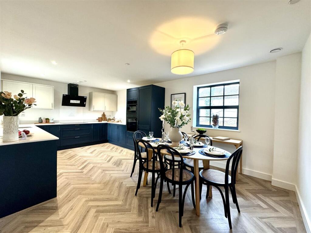OPEN PLAN KITCHEN/DINING/FAMILY ROOM