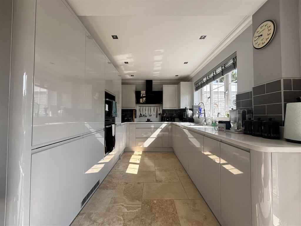 Kitchen 2 .jpeg