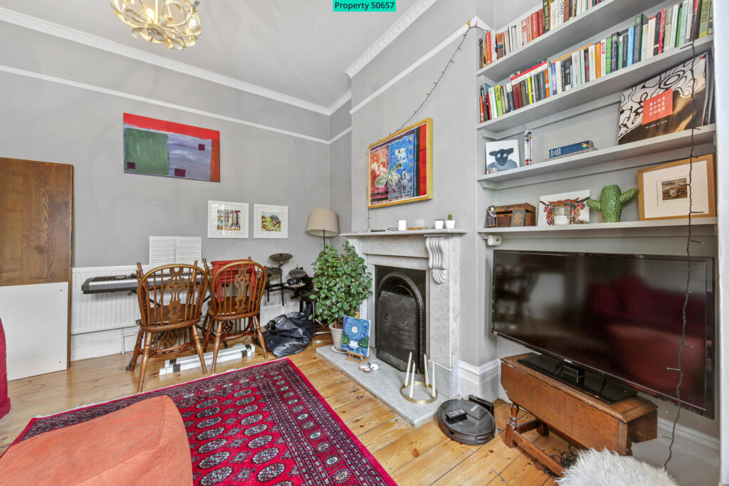 LARGE RECEPTION ROOM TO ACCOMODATE TWO SOFAS