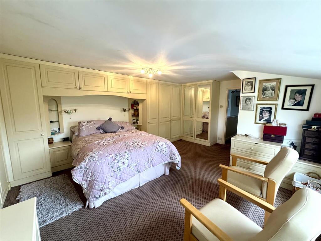 PRINCIPIAL BEDROOM
