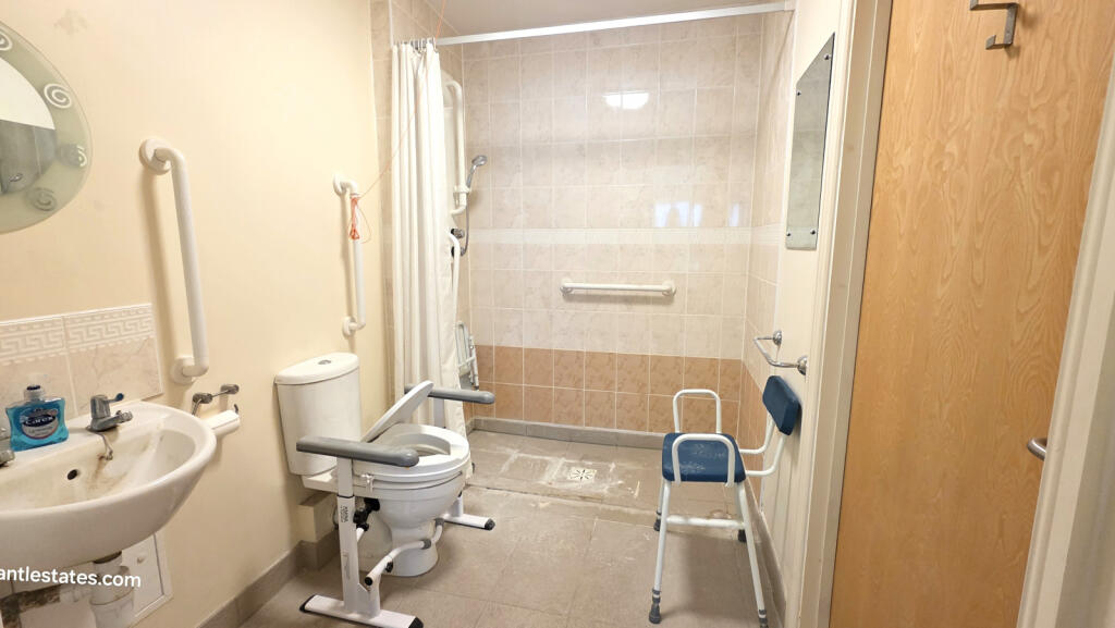SHOWER ROOM