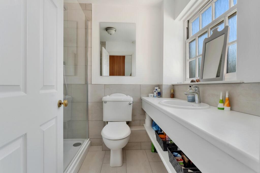 Principal Bedroom En-Suite