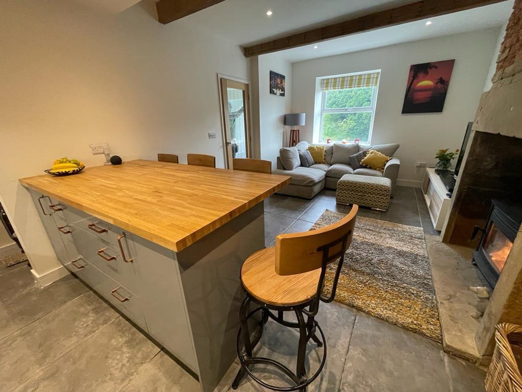 OPEN-PLAN LIVING/DINING ROOM