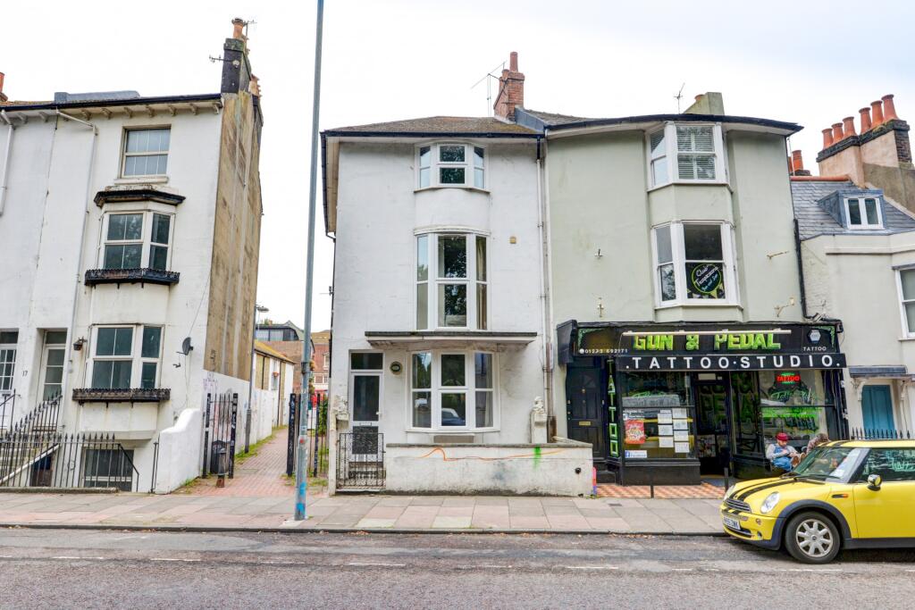 Charming semi-detached house with classic bay w...