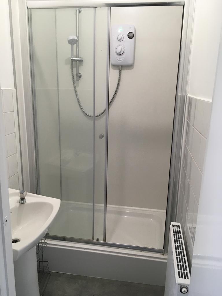 3) 14 Cranbrook Avenue Bathroom 2 17.09.2020.jpg