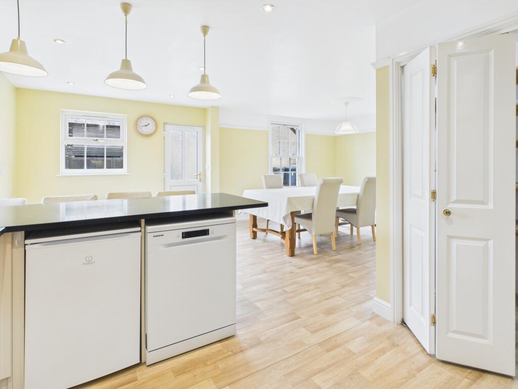 CAM02519G0-PR0349-STILL011