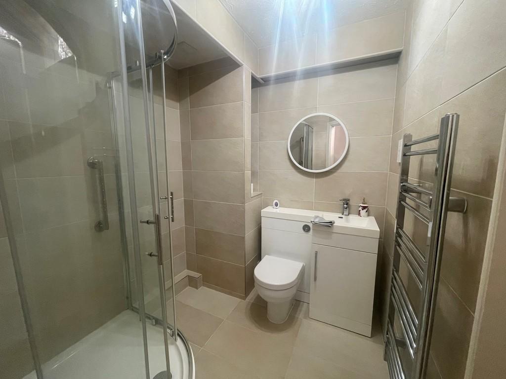 Modern Shower Roo...