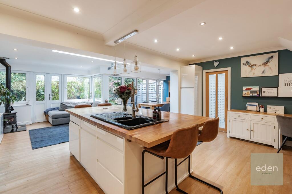 Kitchen / Breakfast Area