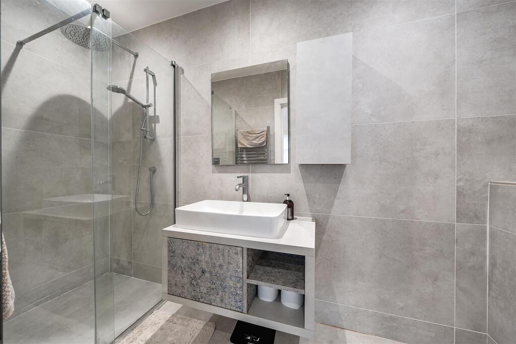 En Suite Shower Room: