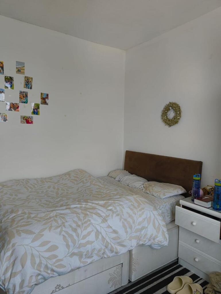 A cozy double bedroom featuring a comfortable b...