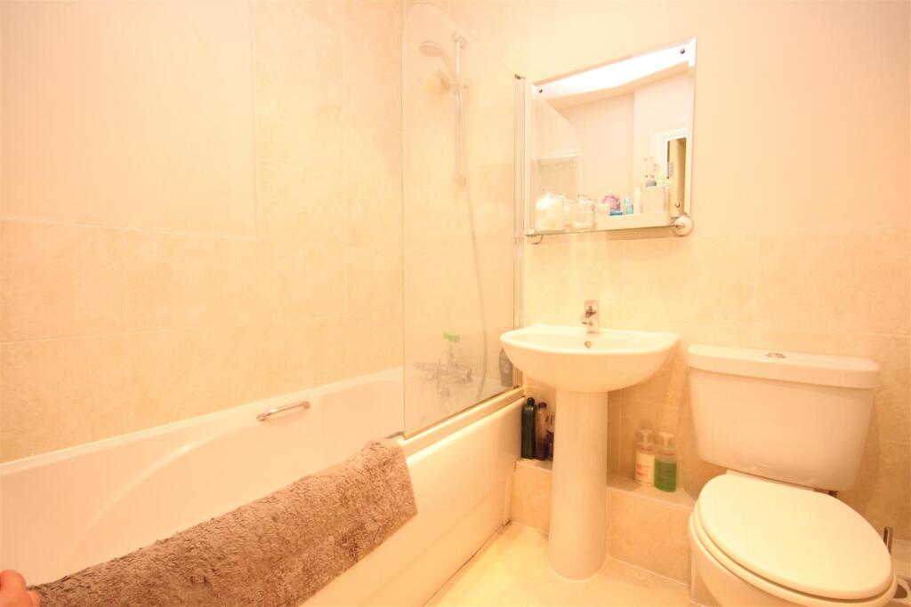 Wallis Place 15 Bathroom.JPG