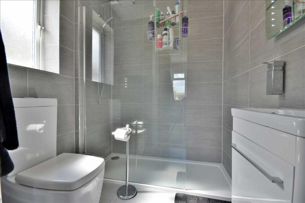 EN-SUITE SHOWER ROOM