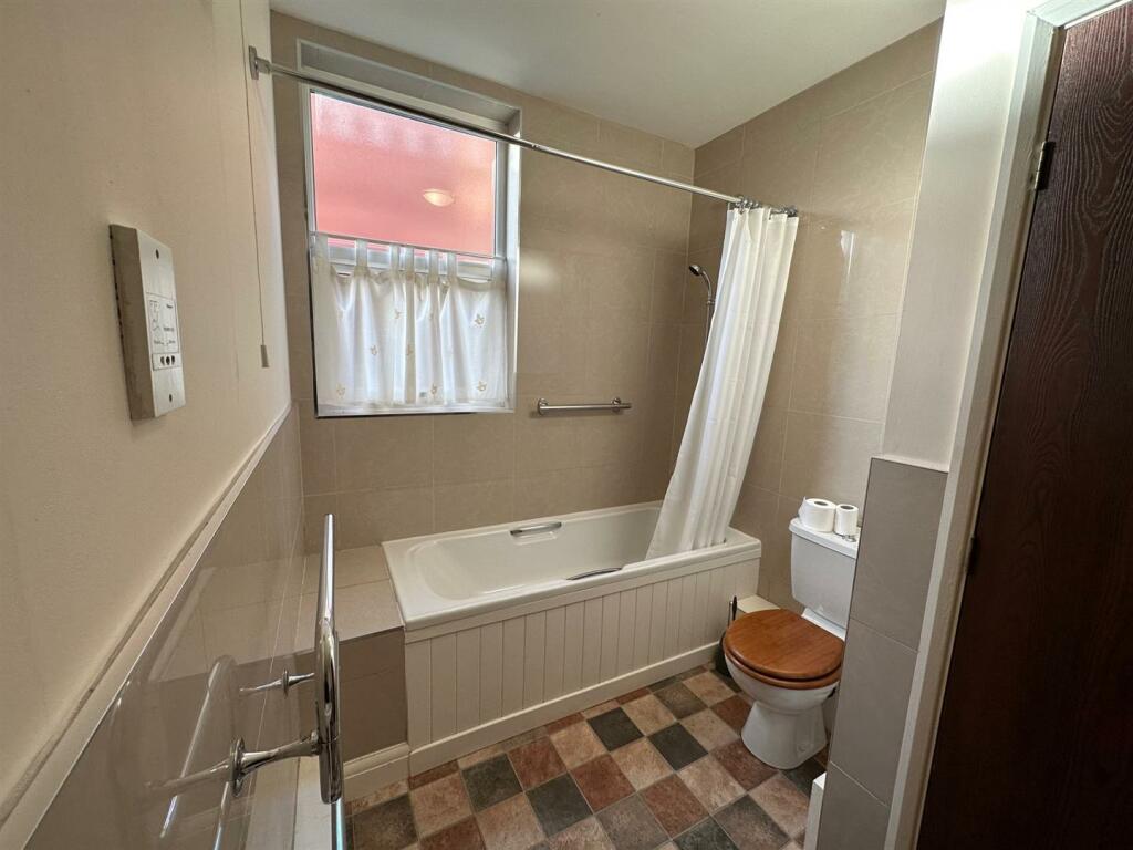 bathroom 2.jpg