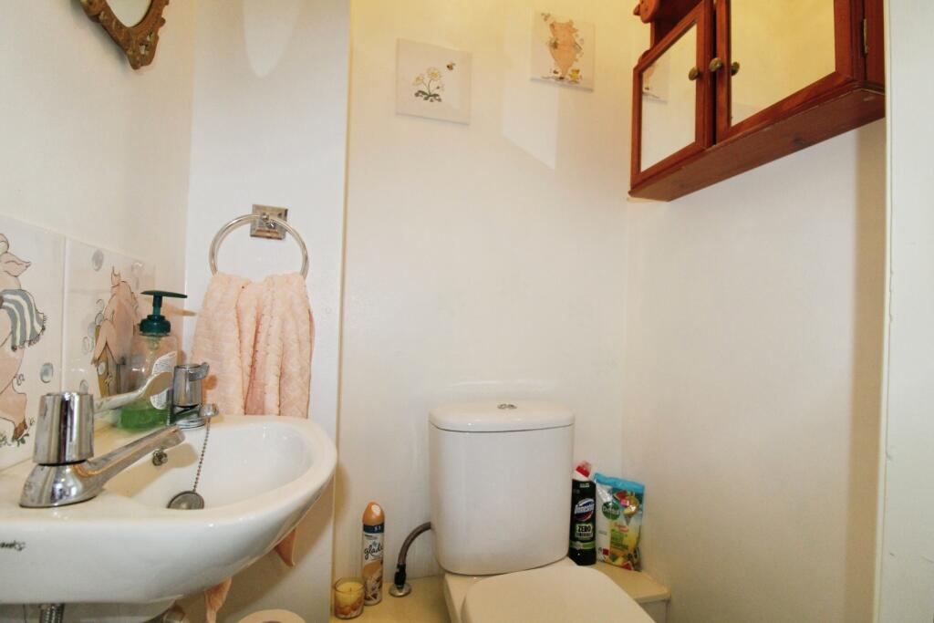 pbox-bathroom-294314.JPG
