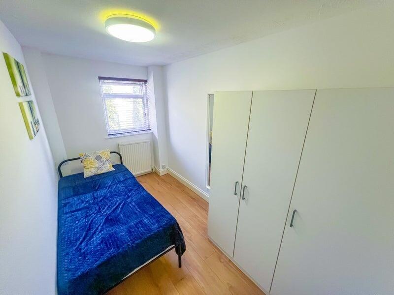 Bright and tidy single bedroom featuring a comf...