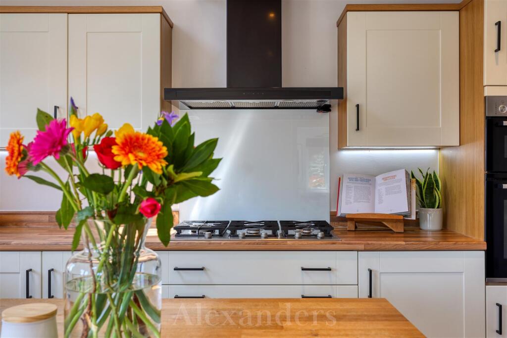 43 Oaklands Way New EXT-6.jpg