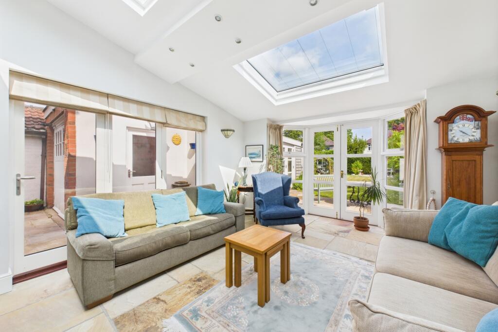 CAM03162G0-PR0281-STILL018