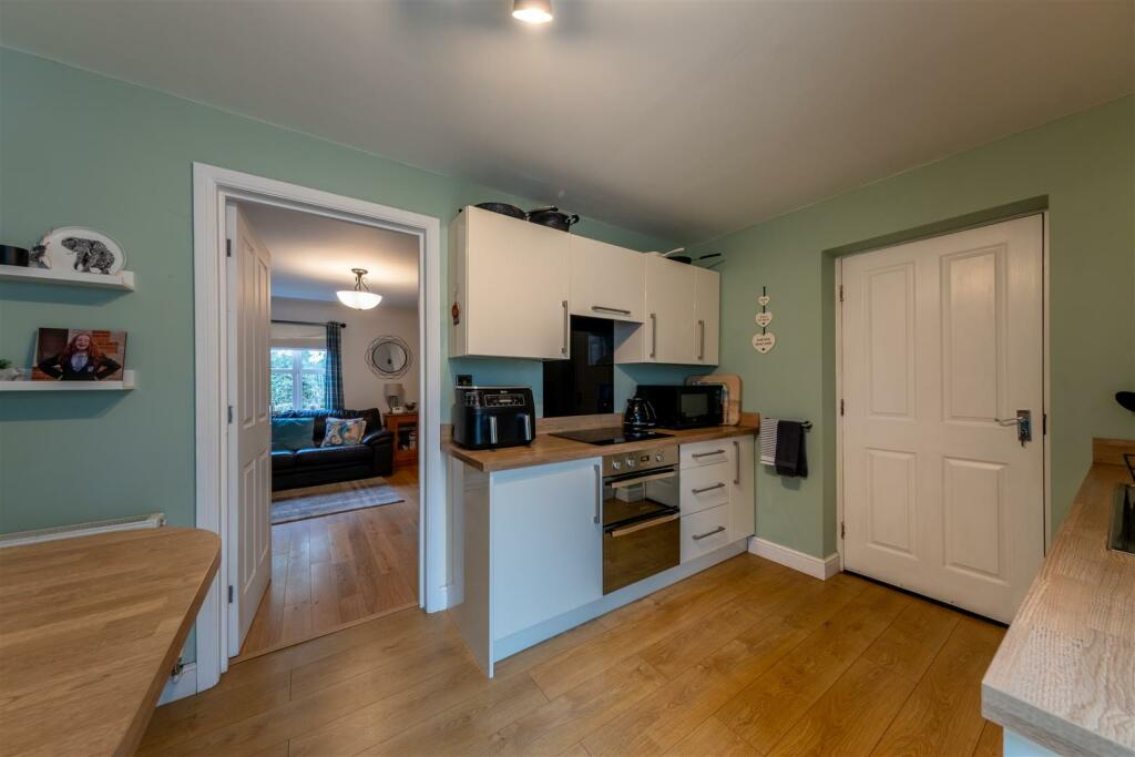 14 Delamere Close-002.jpg