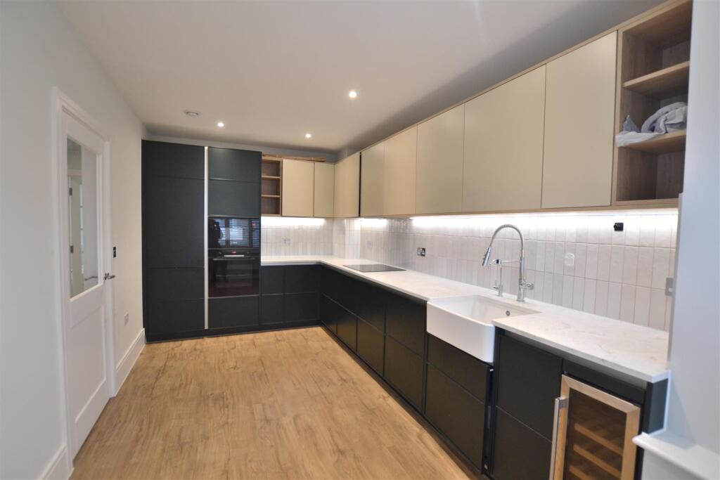 Kitchen 2 .JPG
