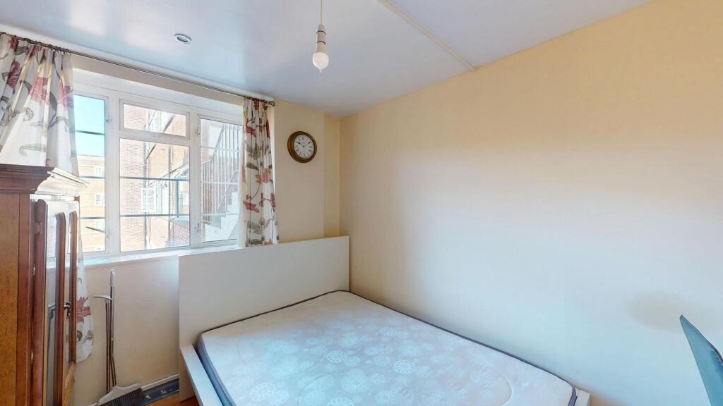 Bright and cozy double bedroom with a large win...