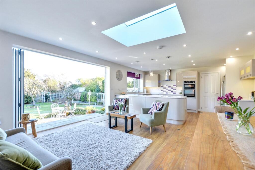 OPEN PLAN FAMILY DINING KITCHEN