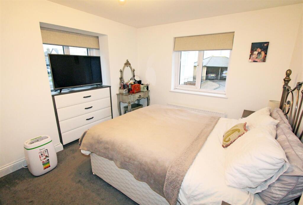 IMG_1151 bed 1 windows.jpg