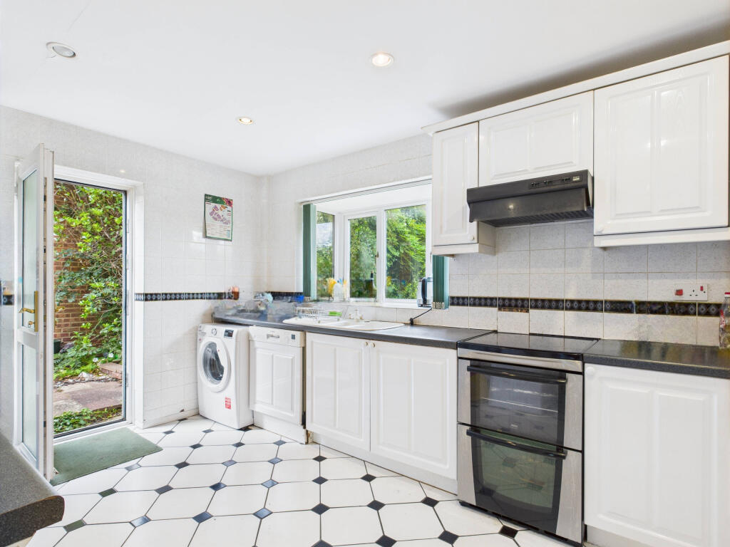 CAM01354G0-PR0548-STILL026