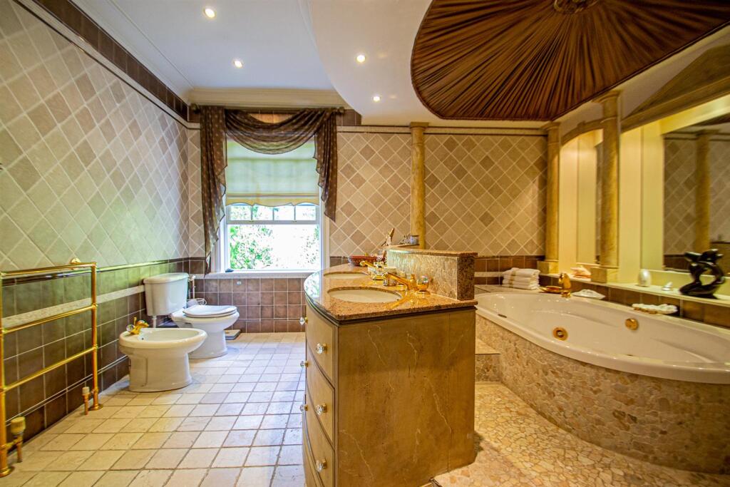 En-suite to Master Bedroom