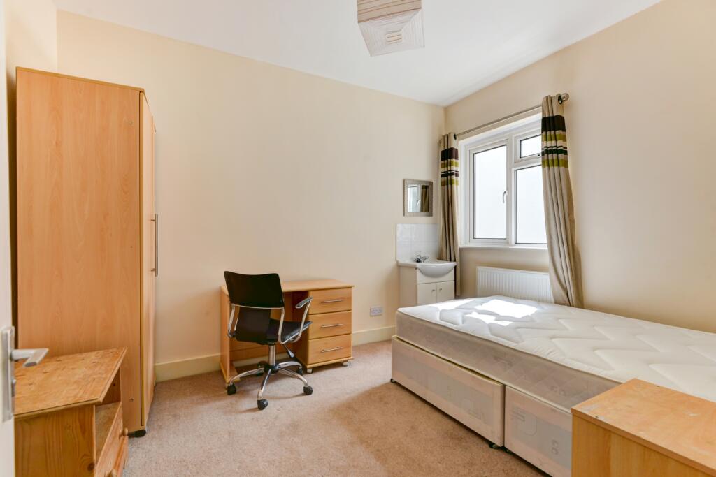 G4 83 Brading Road Bedroom 2 