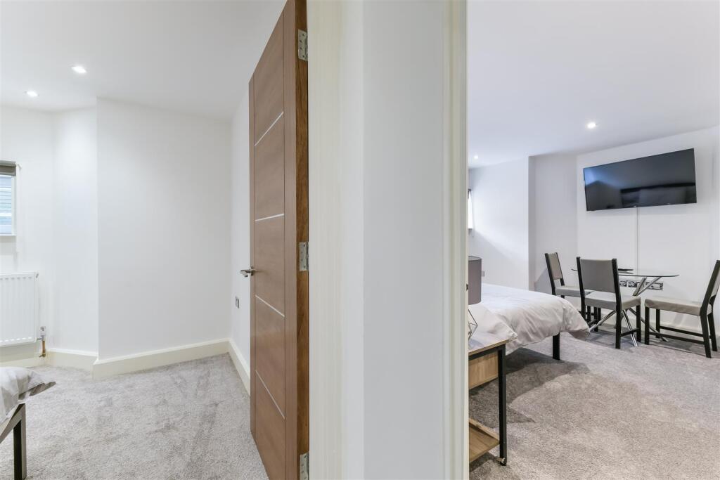 LYNWOOD OAKS, FLAT- (11).jpg