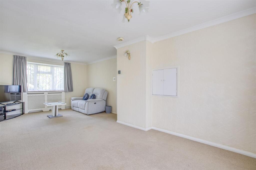 32 Ash Road, HP12 4SW-10.jpg