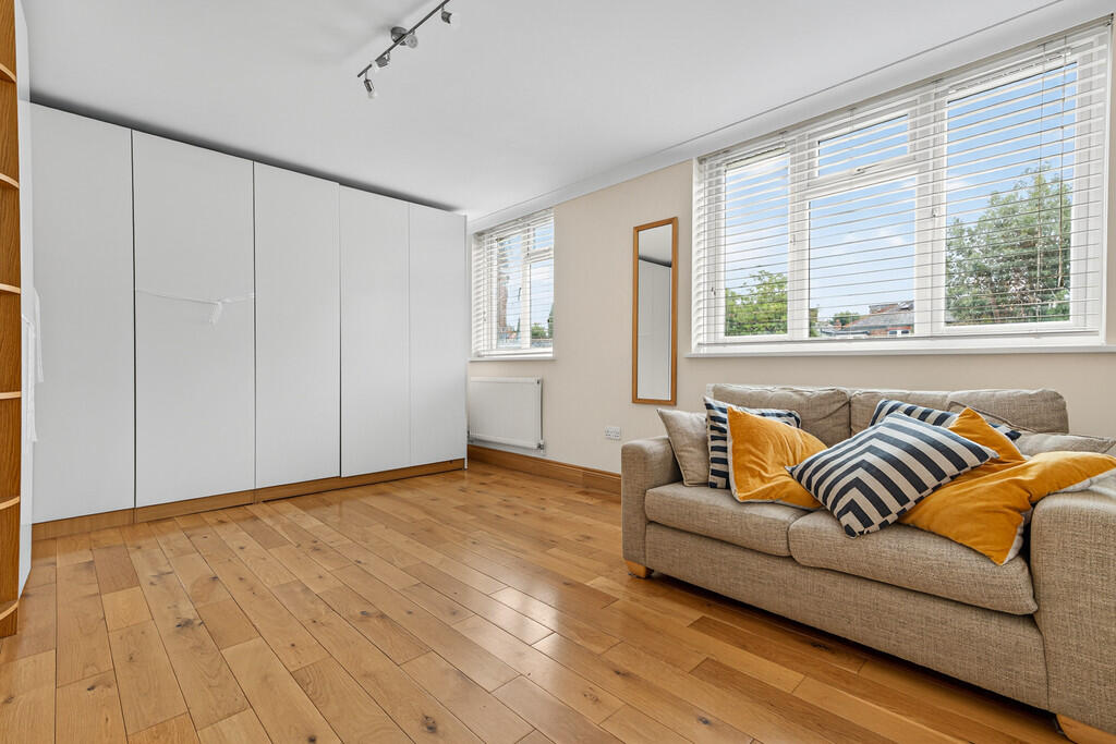 33 Walpole Close-...