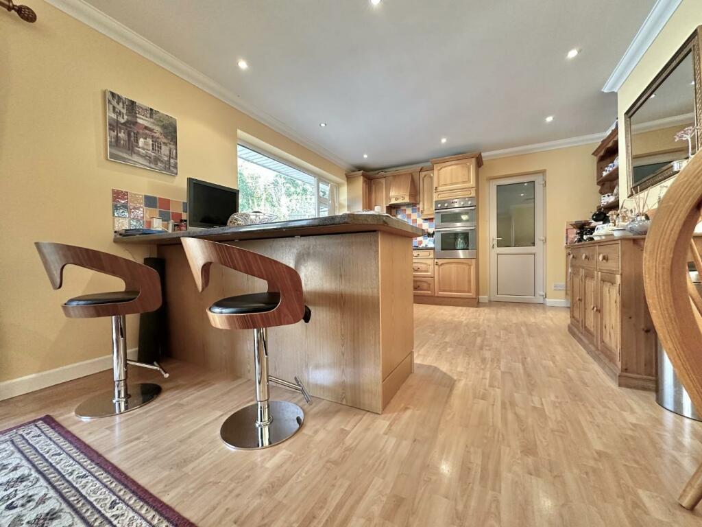 KITCHEN / FAMILY ROOM