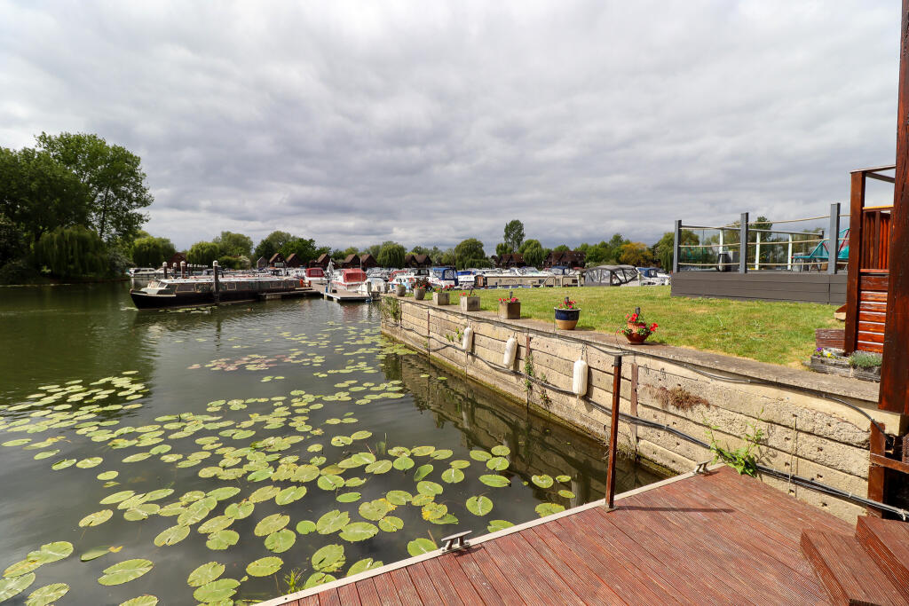 Mooring &amp; marina