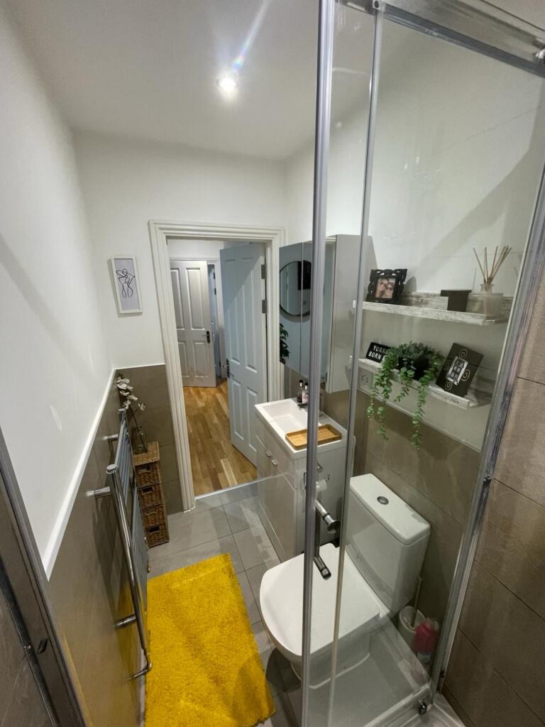 Main Bathroom 1