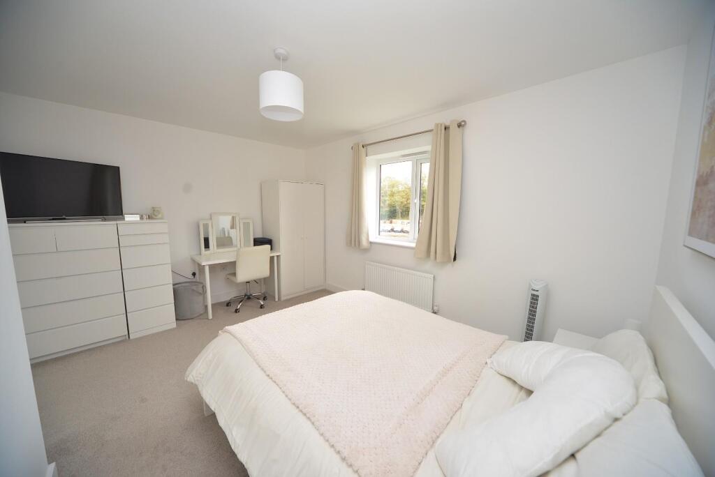 Bedroom 1 4.JPG